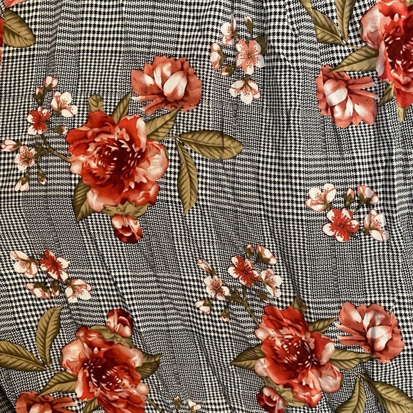 Fred David 2X Floral Graphic Button Down Popover Blouse – Black & White, Rayon - Picture 3 of 7